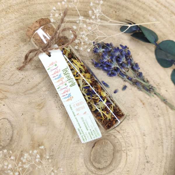 Tè rooibos in provetta di vetro fiorissimi